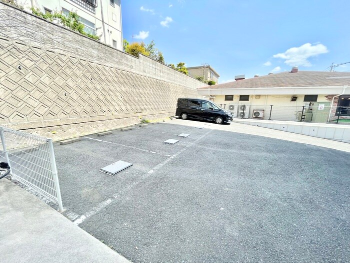 物件外観写真2　(駐車場)