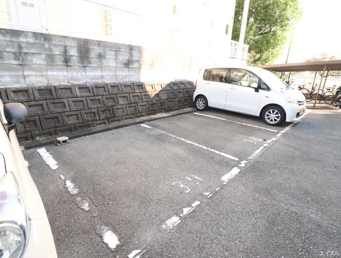 物件外観写真4　(駐車場)