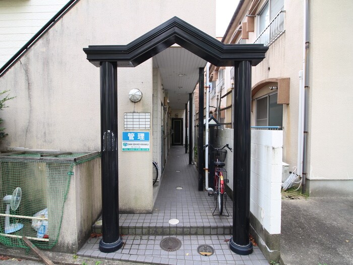 物件外観写真4　(エントランス部分)