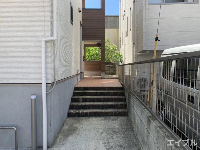 物件外観写真4　(エントランス部分)