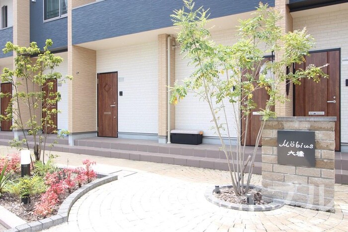 物件外観写真6　(エントランス部分)