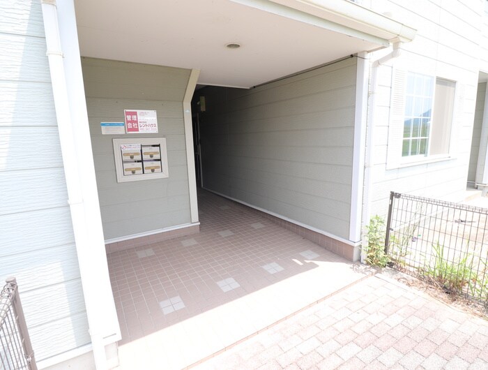 物件外観写真6　(エントランス部分)