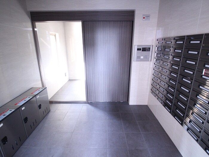 物件外観写真5　(エントランス部分)