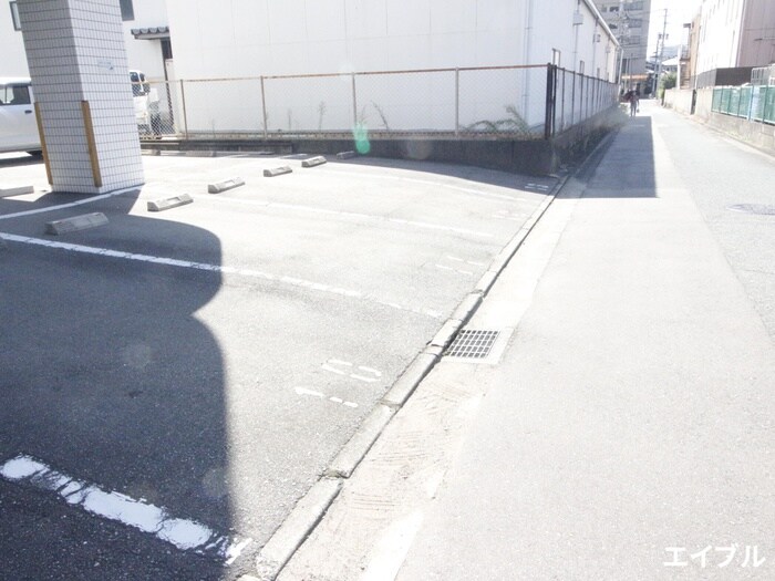 物件外観写真4　(駐車場)
