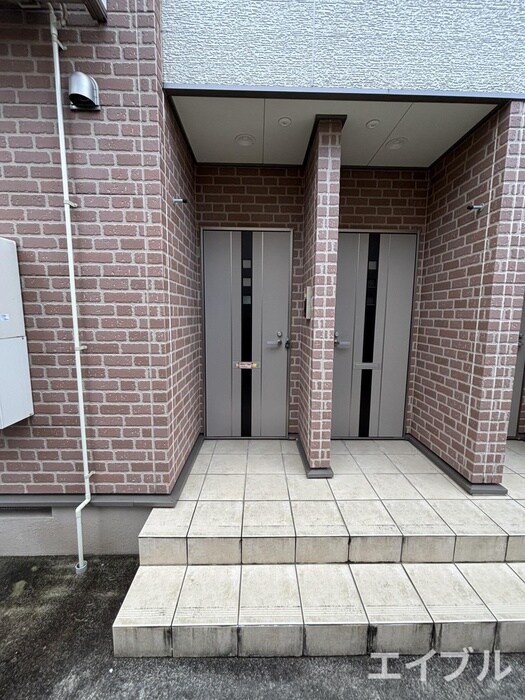 物件外観写真3　(エントランス部分)