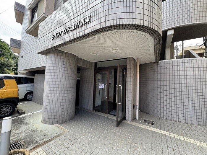 物件外観写真3　(エントランス部分)