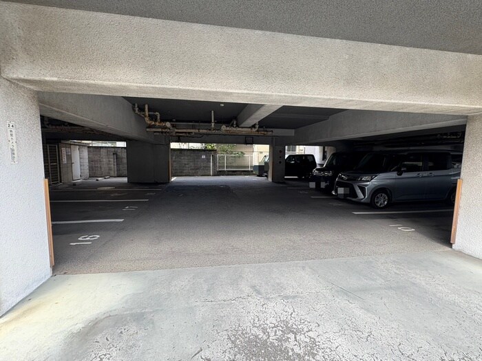 物件外観写真5　(駐車場)