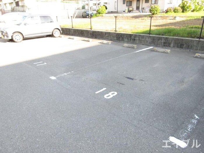 物件外観写真3　(駐車場)