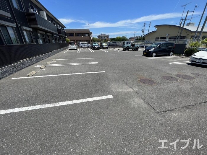 物件外観写真3　(駐車場)