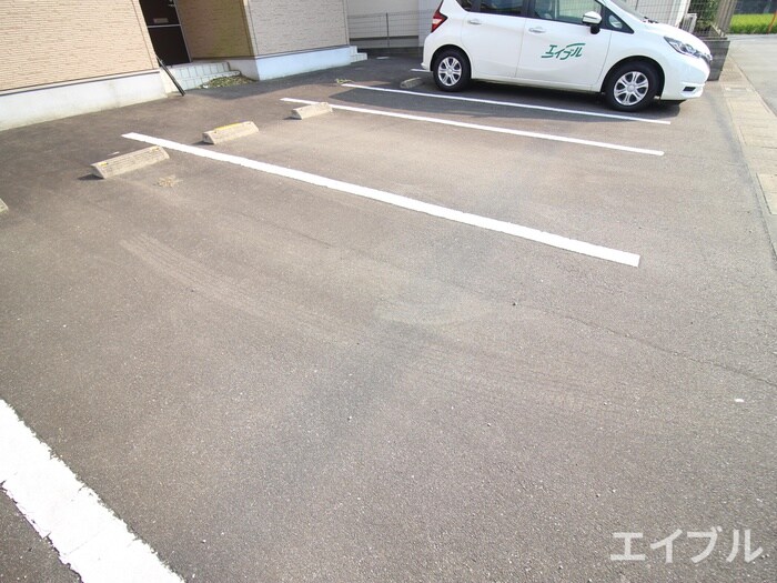 物件外観写真2　(駐車場)