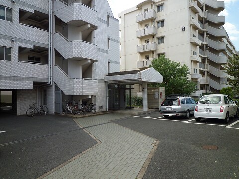グリーンハイツ足立の駐車場