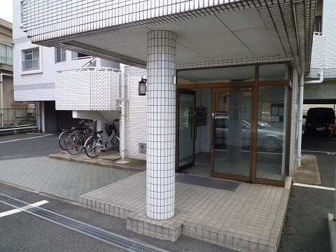 物件外観写真3　(エントランス部分)