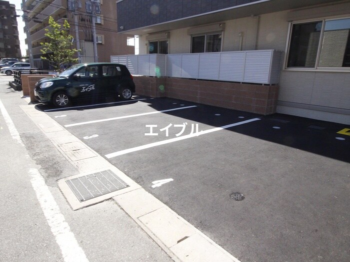 物件外観写真3　(駐車場)