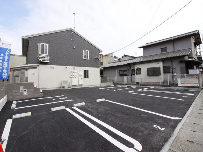 物件外観写真2　(駐車場)