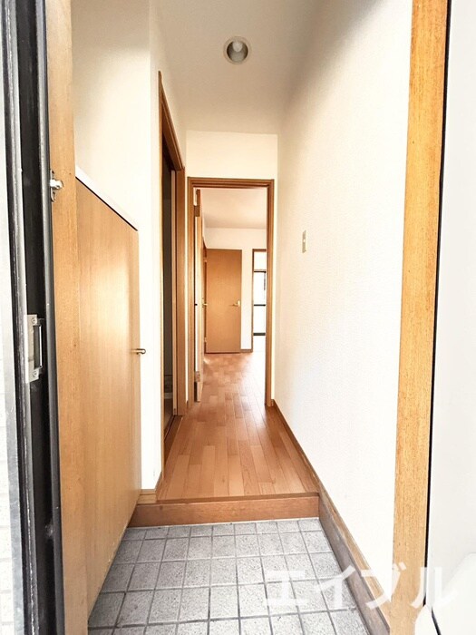 物件内観写真6　(玄関)