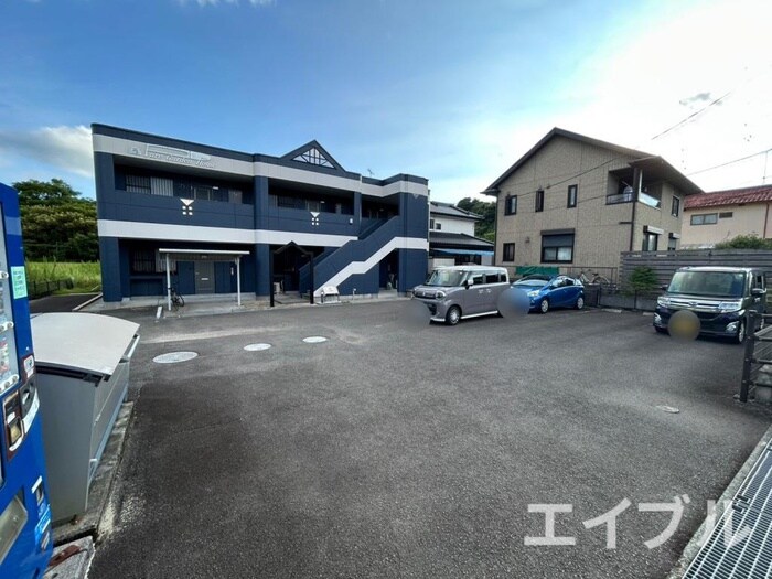 物件外観写真3　(駐車場)