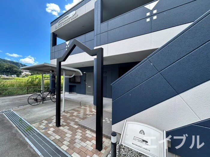 物件外観写真6　(エントランス部分)