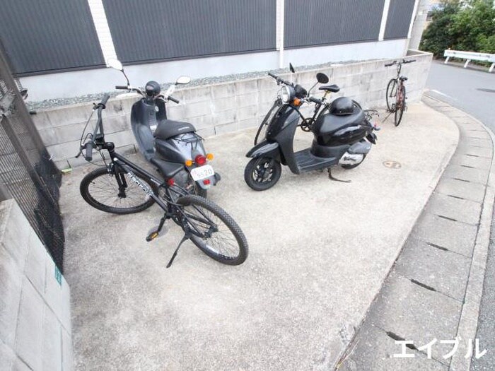 物件外観写真4　(駐輪場)