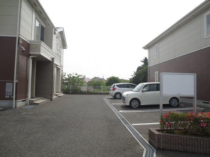 物件外観写真2　(駐車場)