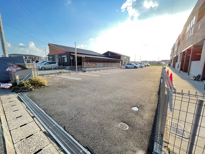 物件外観写真2　(駐車場)
