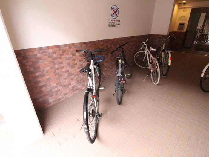 物件外観写真4　(駐輪場)