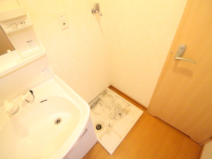 物件内観写真13　(洗濯機置場)