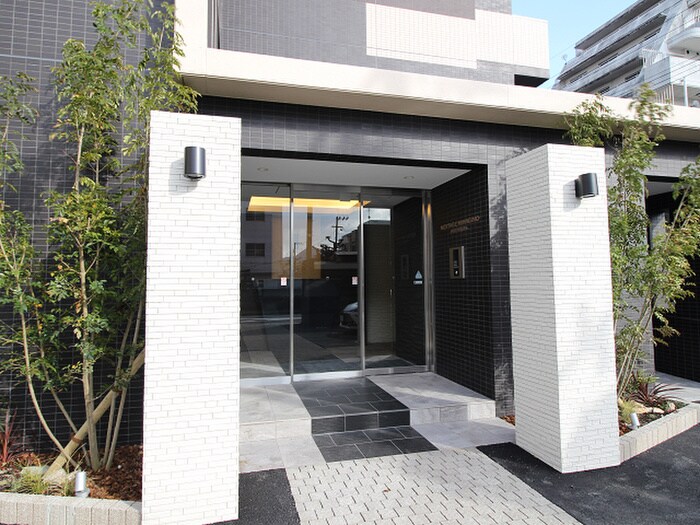 物件外観写真2　(エントランス部分)