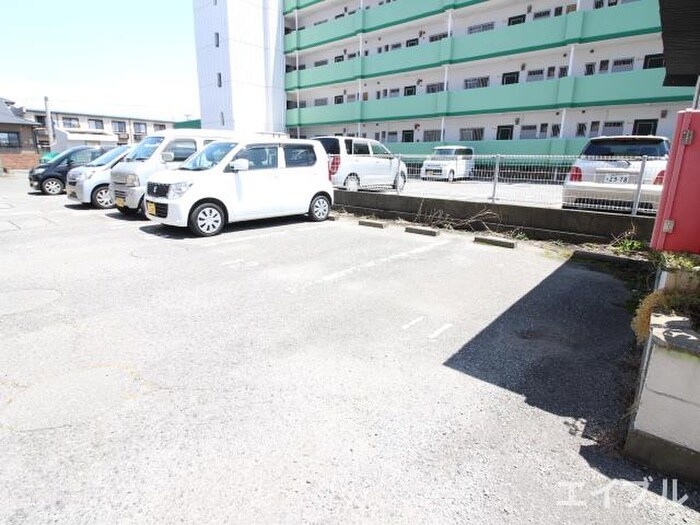 物件外観写真3　(駐車場)