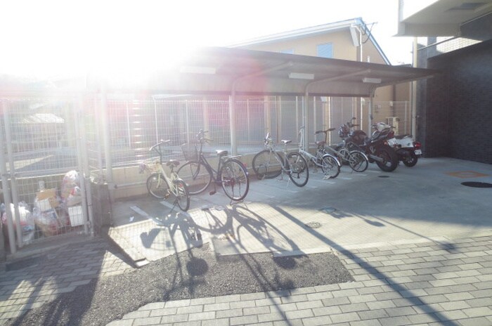 物件外観写真4　(駐輪場)