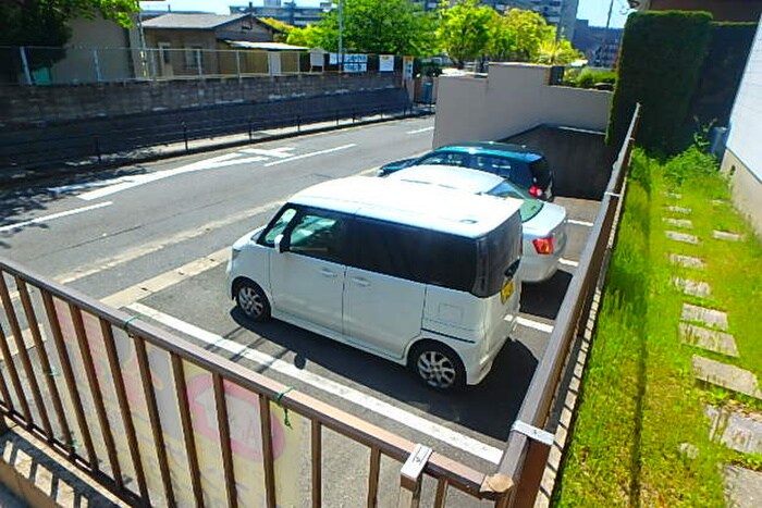 物件外観写真2　(駐車場)