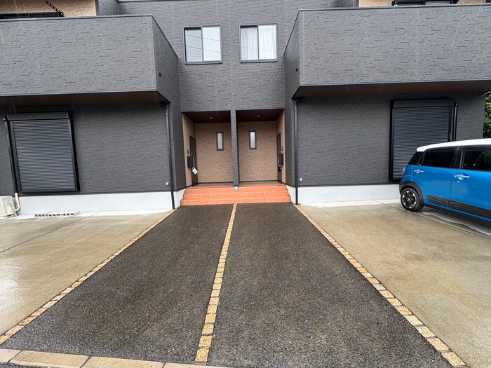 物件外観写真3　(エントランス部分)