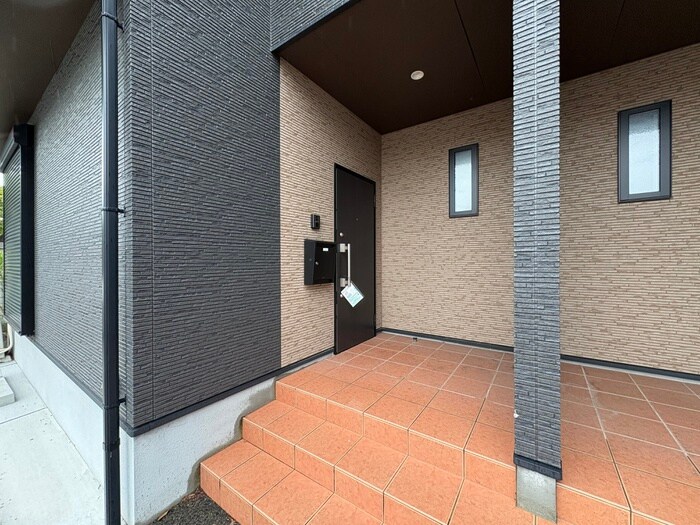 物件外観写真4　(エントランス部分)