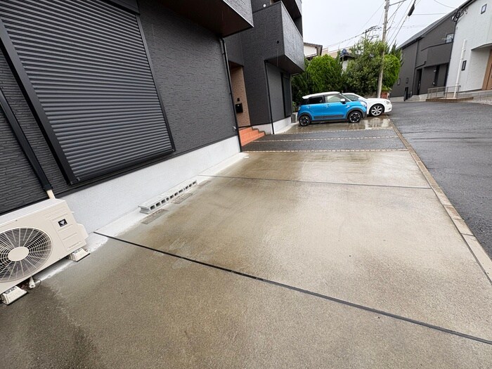 物件外観写真5　(駐車場)