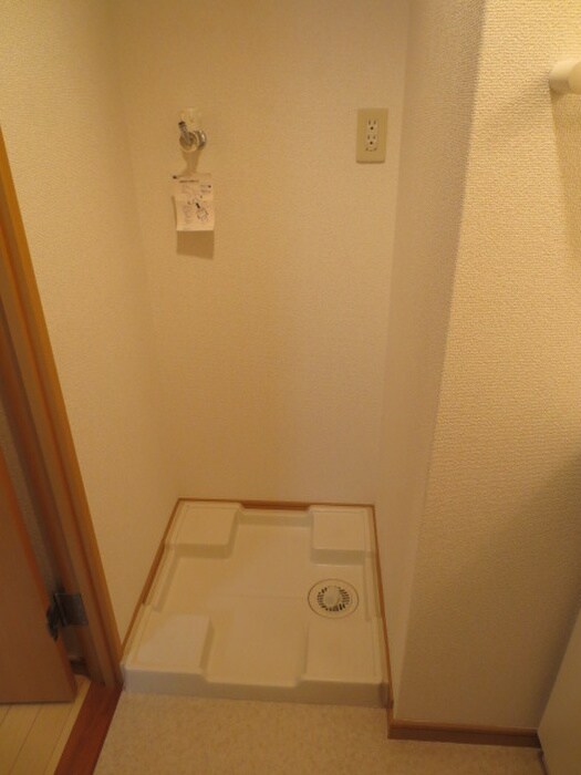 物件内観写真18　(洗濯機置場)