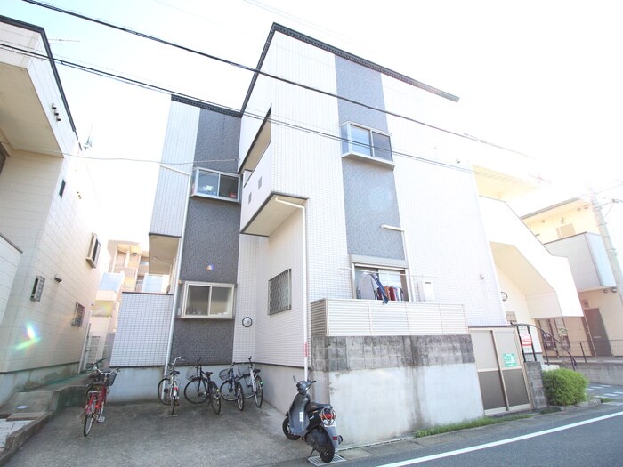 物件外観写真1　(駐輪場)