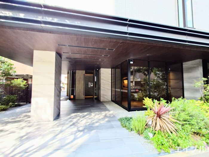 物件外観写真2　(エントランス部分)