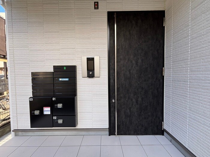物件外観写真4　(エントランス部分)