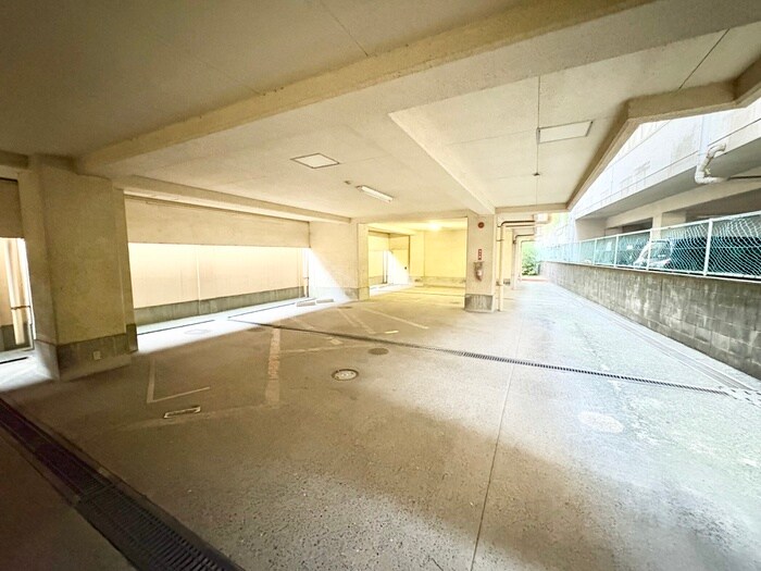 物件外観写真4　(駐車場)