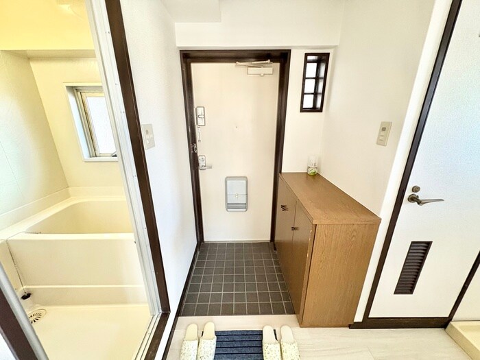 物件内観写真12　(玄関)