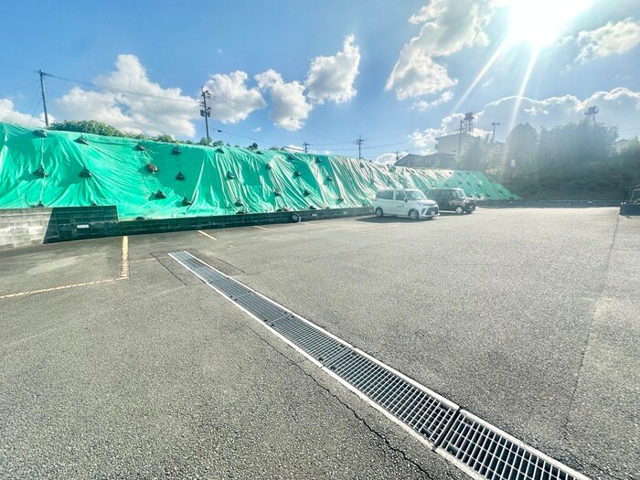 物件外観写真3　(駐車場)