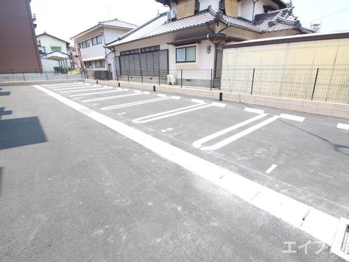 物件外観写真4　(駐車場)