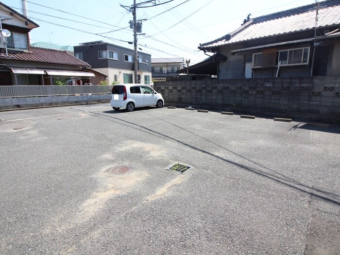物件外観写真3　(駐車場)