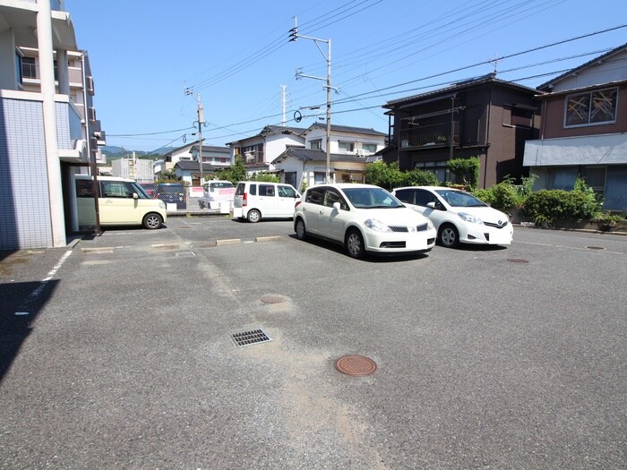 物件外観写真4　(駐車場)
