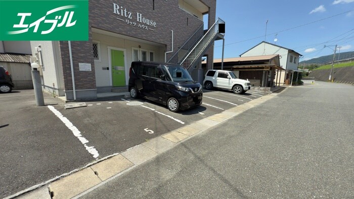 物件外観写真2　(駐車場)