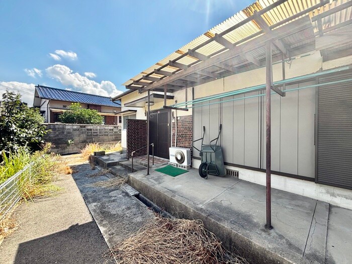 物件外観写真3　(エントランス部分)