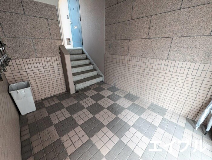 物件外観写真5　(エントランス部分)