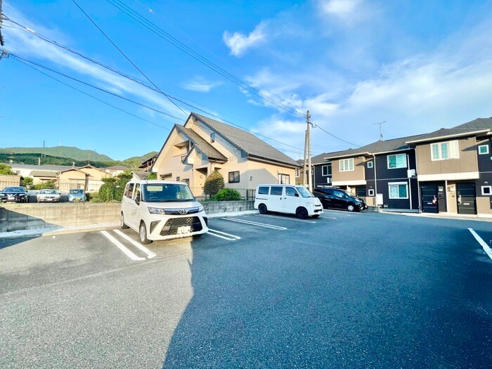 物件外観写真2　(駐車場)