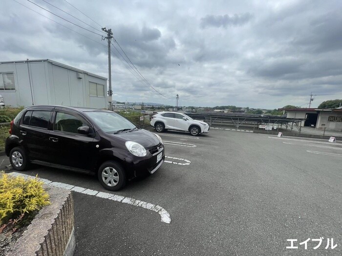 物件外観写真4　(駐車場)