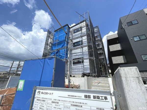 建築中
