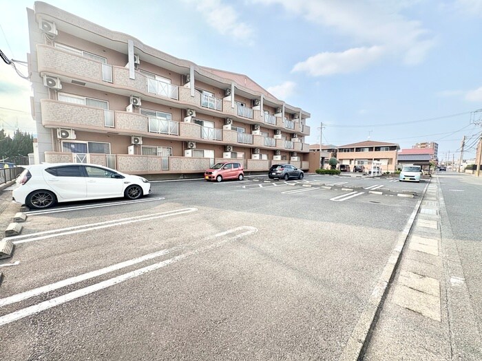 物件外観写真3　(駐車場)